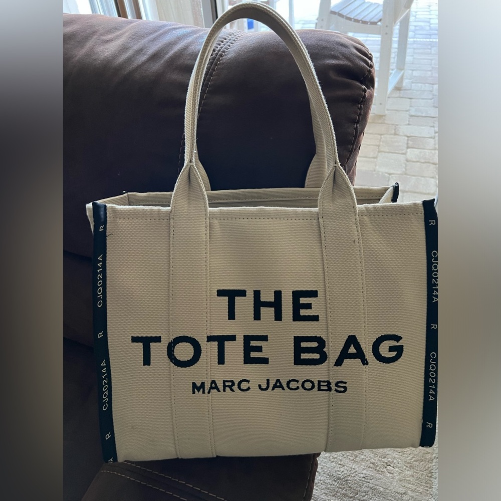 Large MARC Jacob’s Jacard Tote in Warm Sand 💕